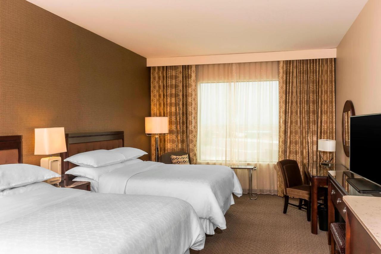 Guest room, 2 Queen, Sofa bed, Pool view, Balcony