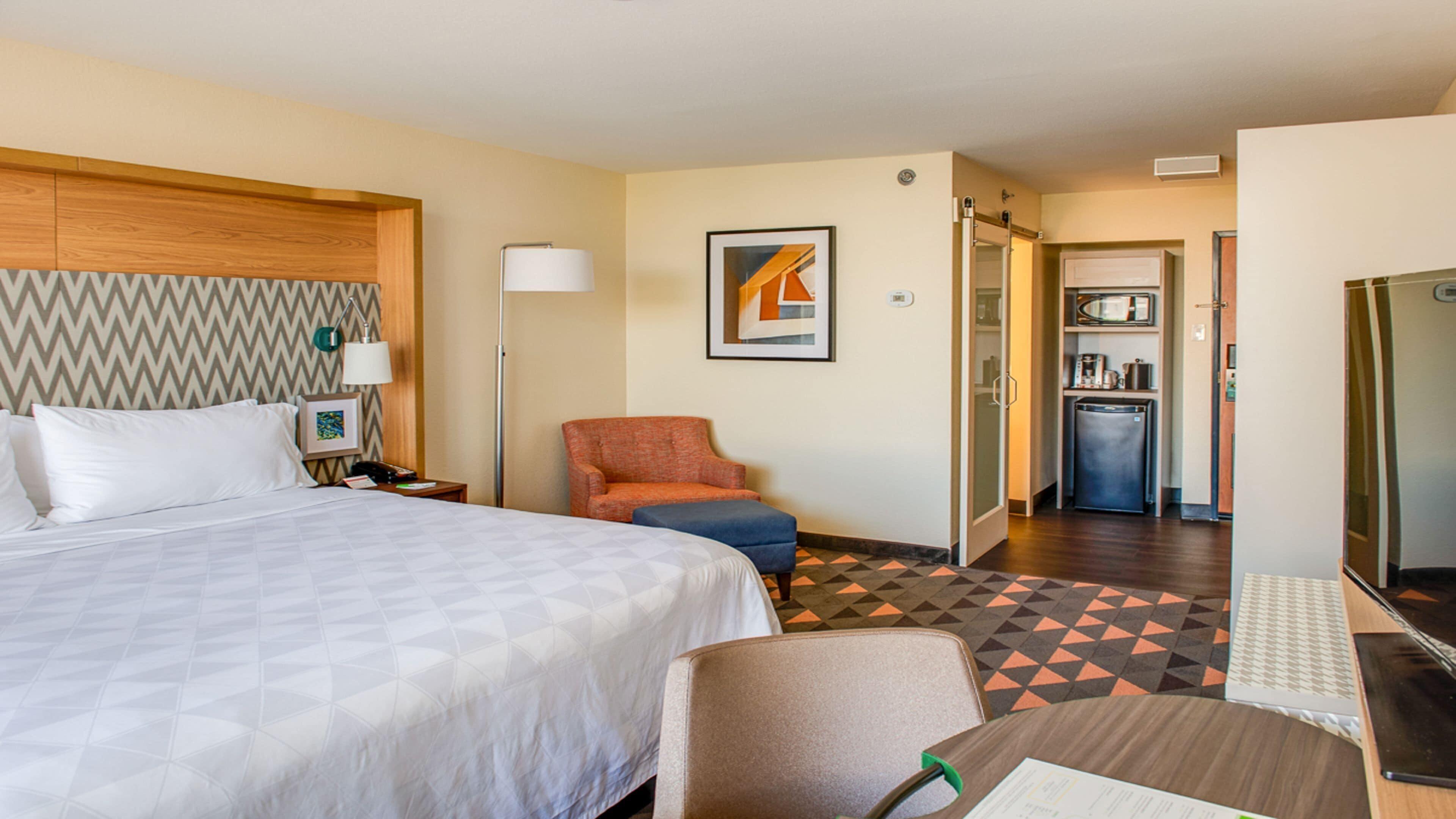 Premium King Room with Balcony and Pool View,1705664061:JPEG